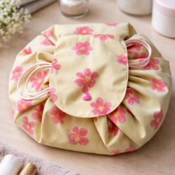 Pochette bourse fleurie dans une ambiance douce artisanale
