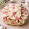 Pochette bourse fleurie dans une ambiance douce artisanale