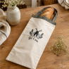 Sac à pain artisanal avec baguette sur table en bois