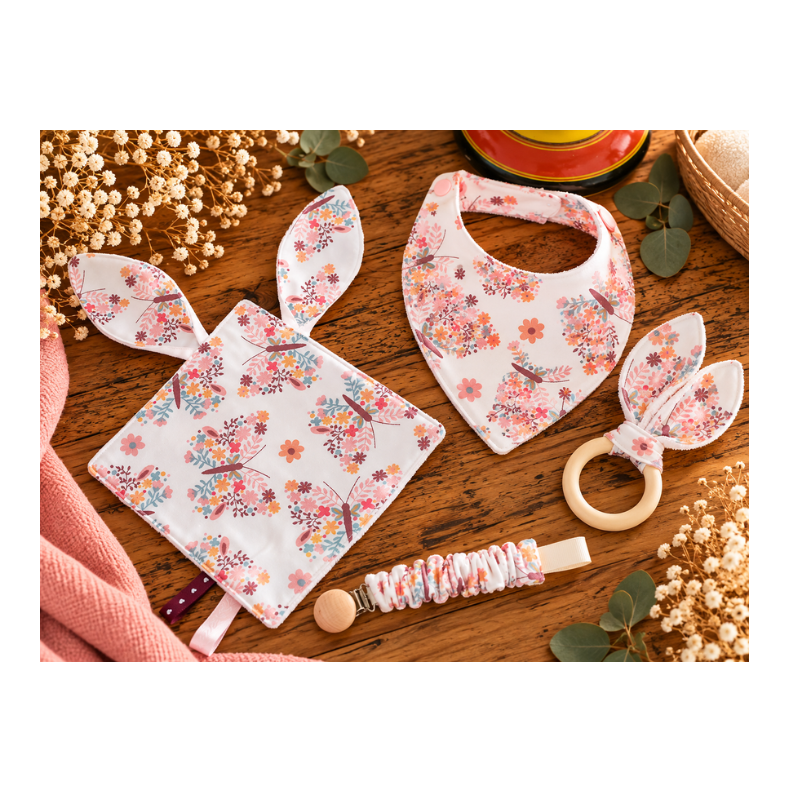 coffret-naissance-bebe-floral-rose-bavoir-anneau-dentition-attache-tetine.jpg